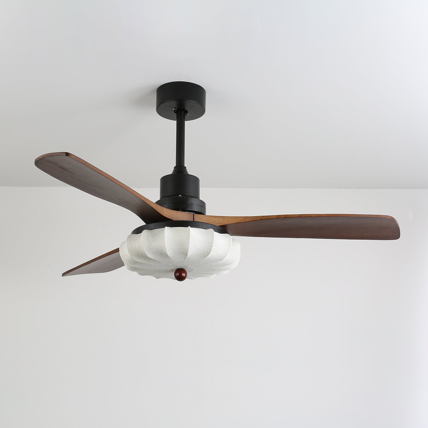 Plafonnier ventilateur Ventra mettant en valeur son éclairage LED intégré.