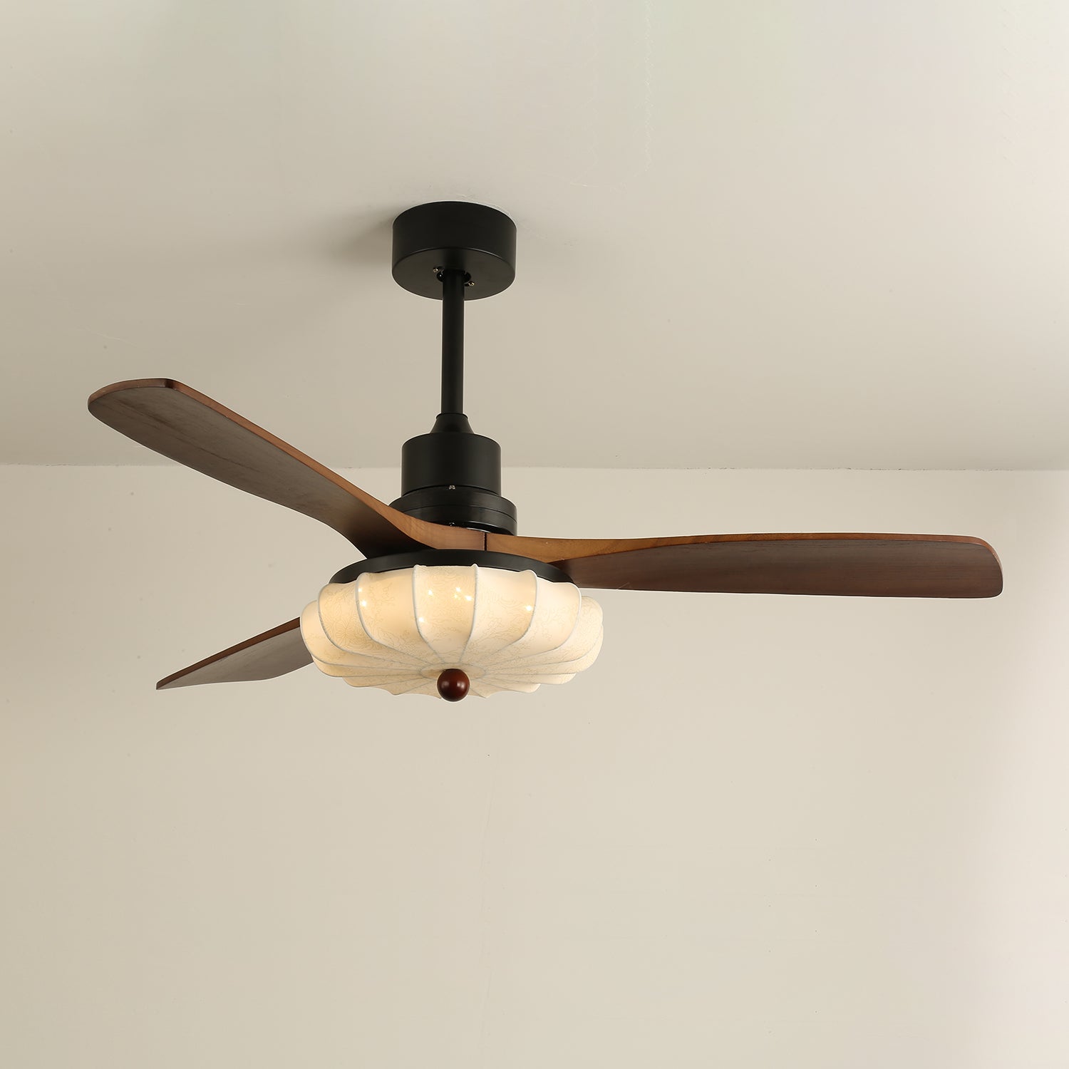 Plafonnier ventilateur Ventra Vintage en verre et bois avec une finition noire élégante.