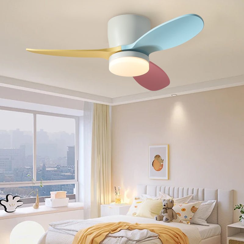 Plafonnier ventilateur Milo Pétale en finition blanche, soulignant son profil élégant.