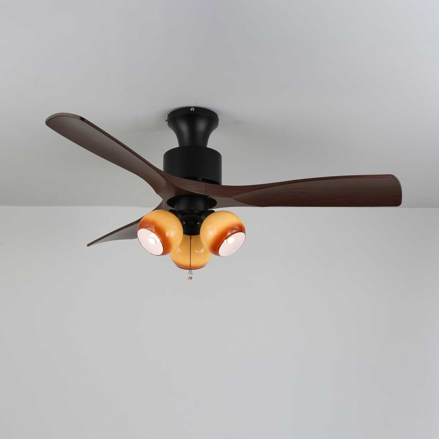 Détail de l'abat-jour en verre du plafonnier ventilateur Gwen en verre vintage