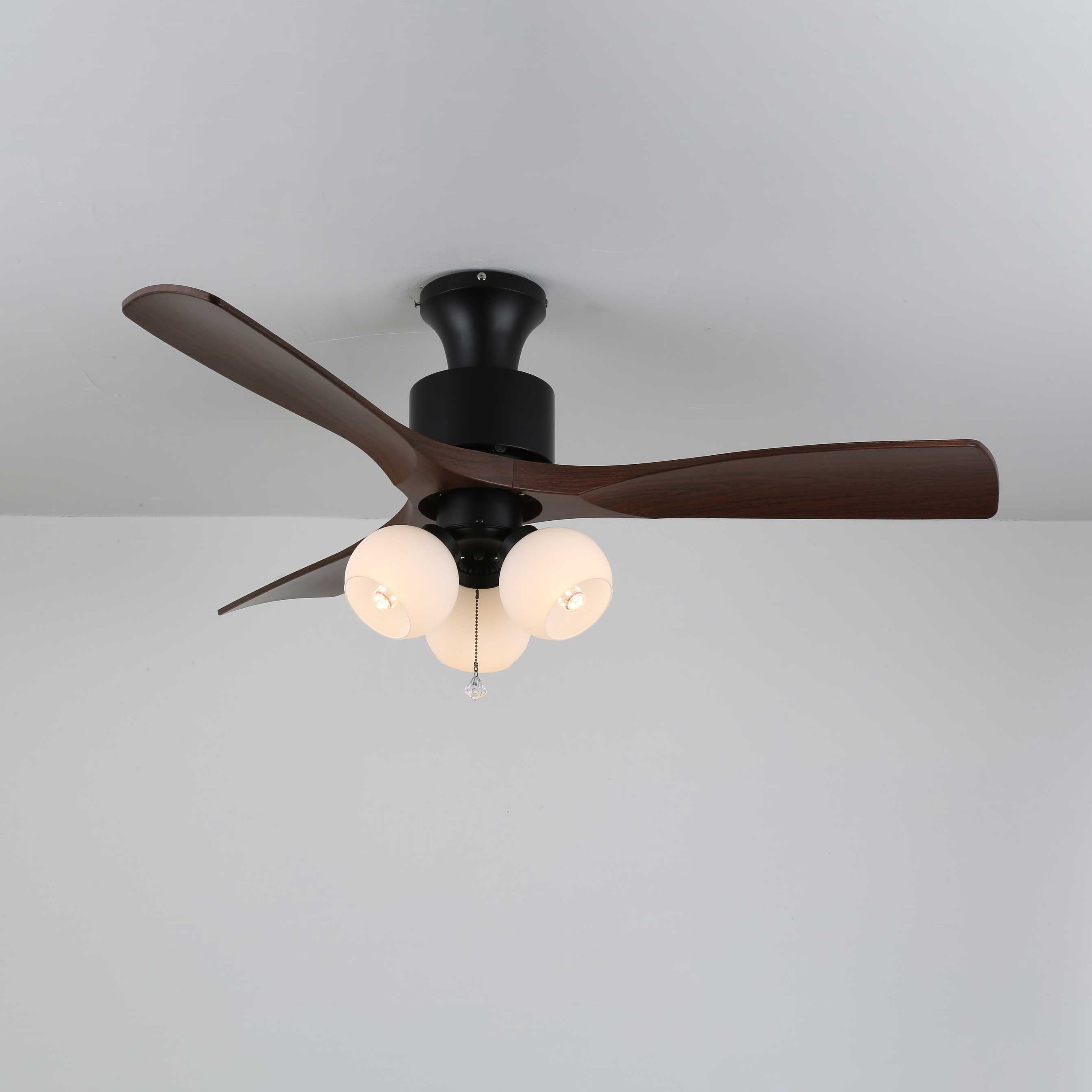Plafonnier ventilateur Gwen en verre vintage avec lumière allumée