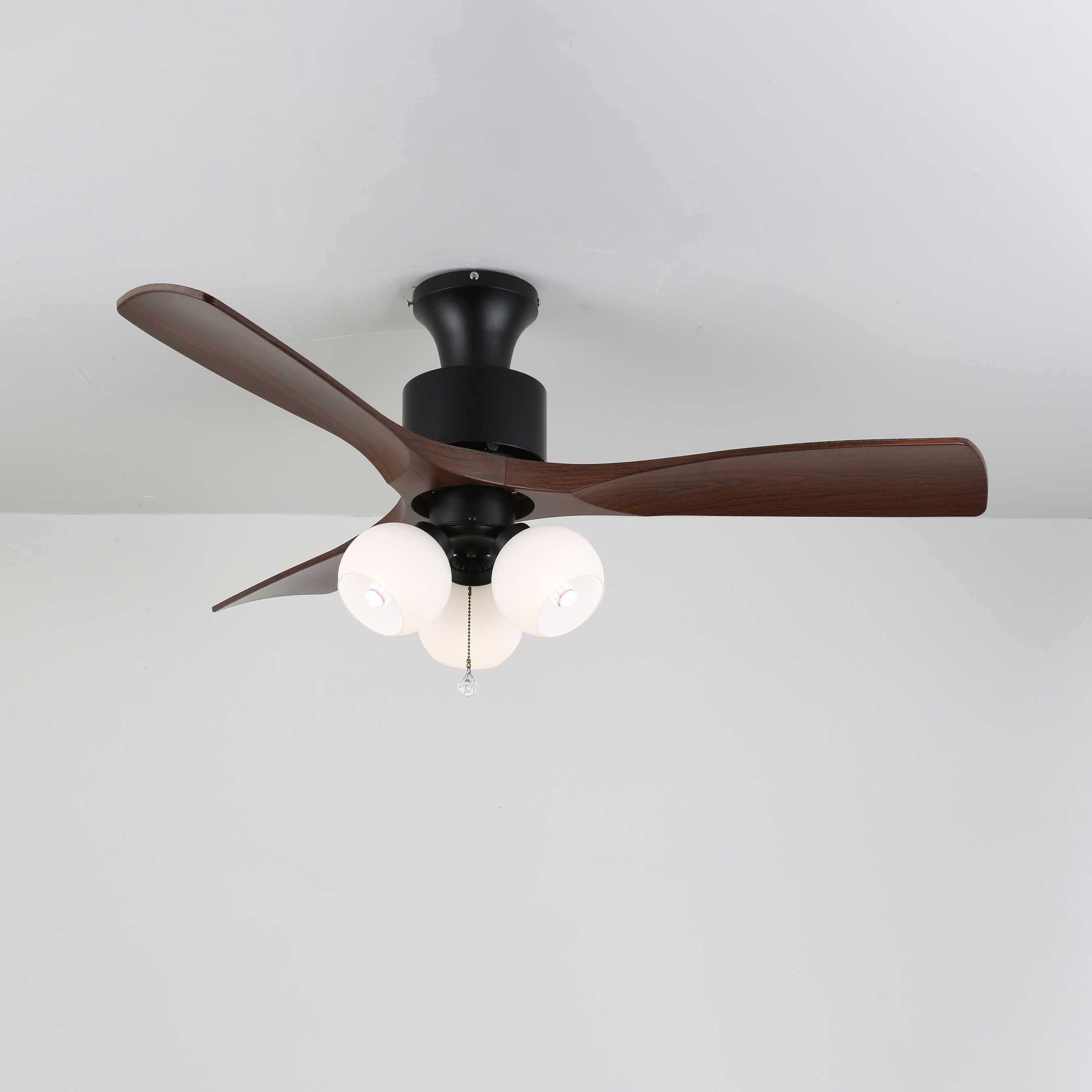 Plafonnier ventilateur Gwen en verre vintage avec ventilateur en marche