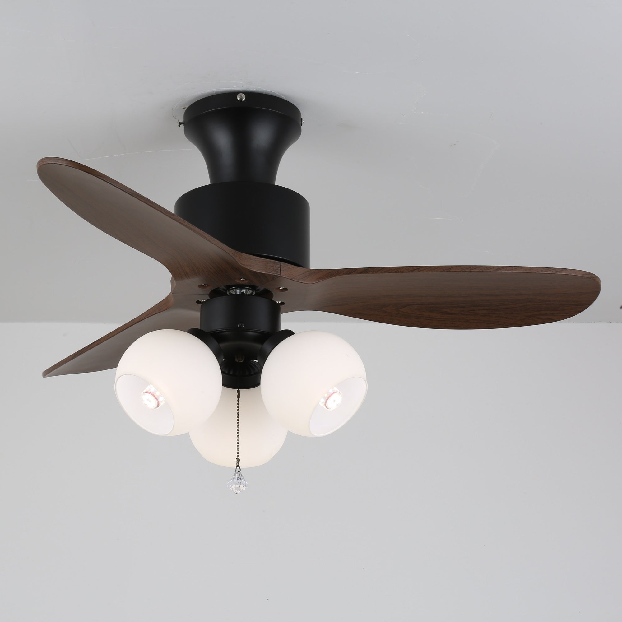 Gros plan sur le moteur du plafonnier ventilateur Gwen en verre vintage