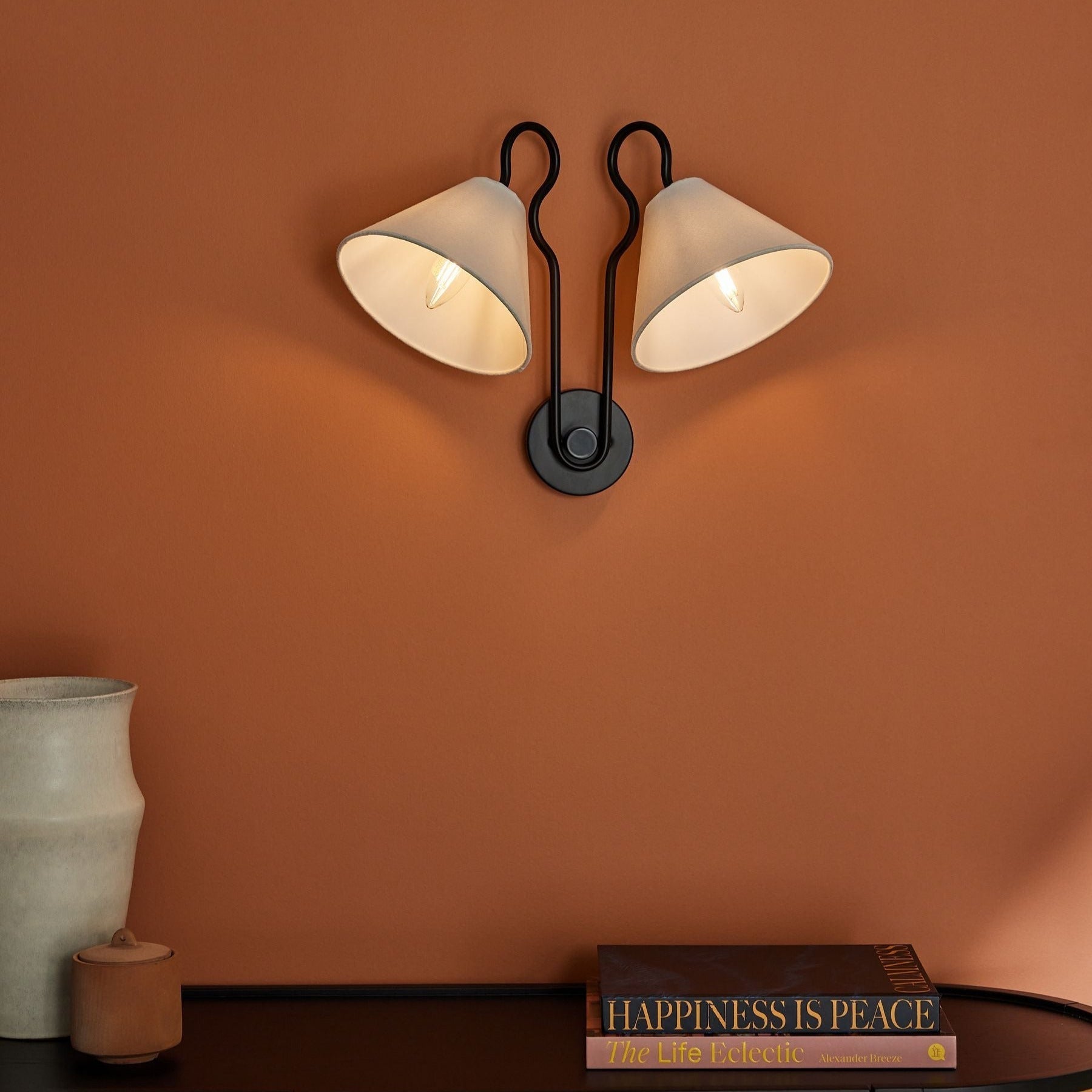 Walter Applique Murale Double avec Abat-Jours Coniques Blancs en Tissu