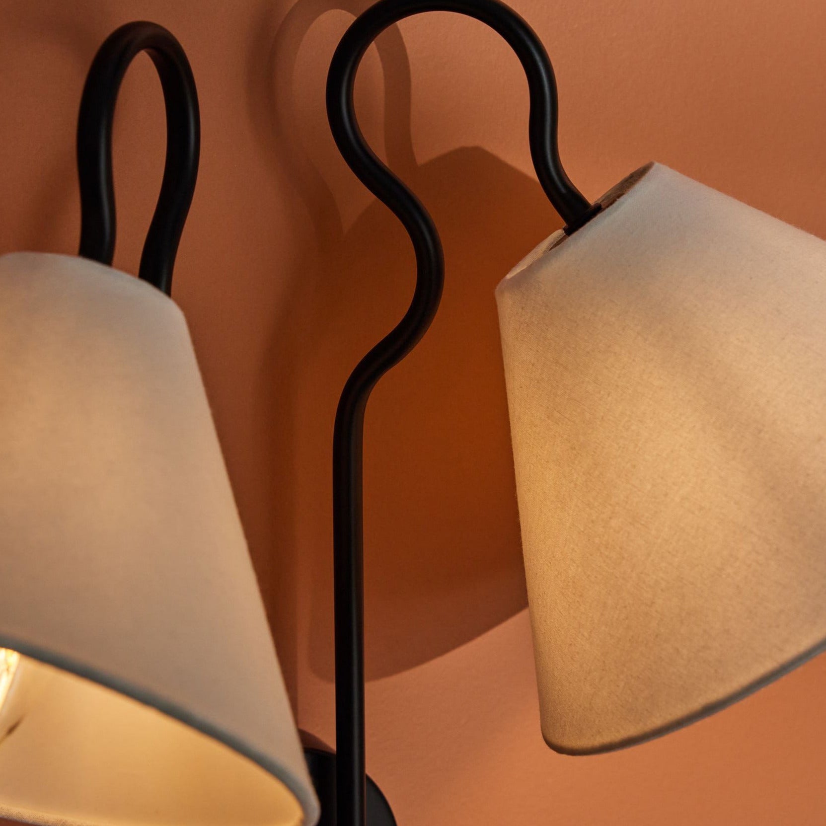 Walter Applique Murale Double avec Abat-Jours Coniques Blancs en Tissu