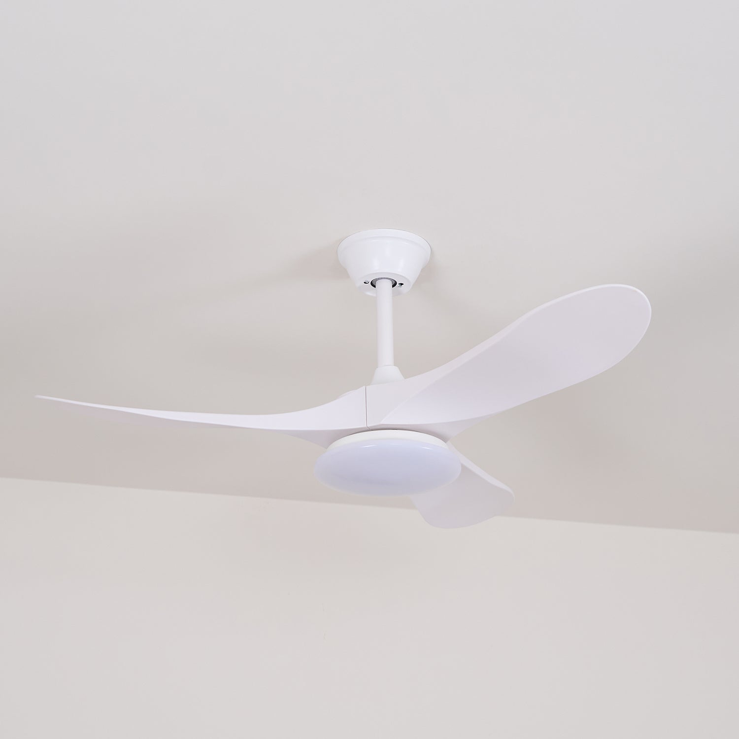Détail de l'abat-jour en acrylique sur le ventilateur de plafond NovaVent