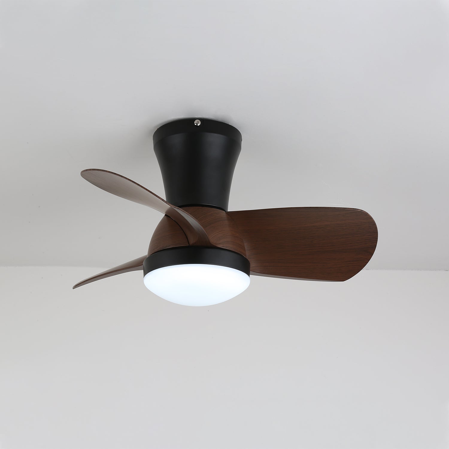 Ventilateur de plafond moderne Avelo en bois avec lumière, vue en angle