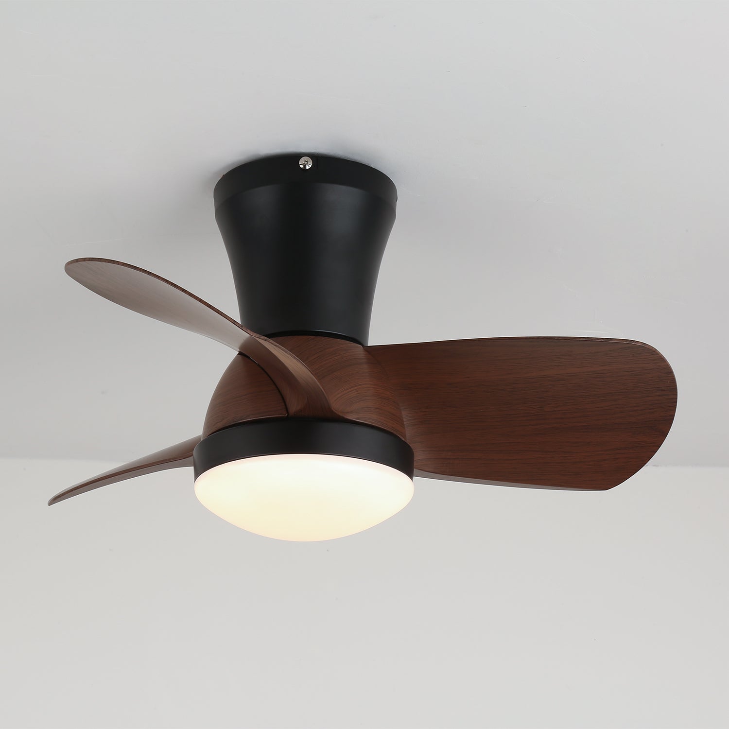 Ventilateur de plafond moderne Avelo en bois avec lumière, gros plan des pales