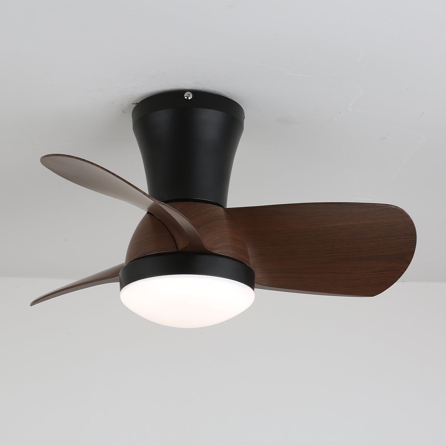 Ventilateur de plafond moderne Avelo en bois avec lumière, installé dans une pièce