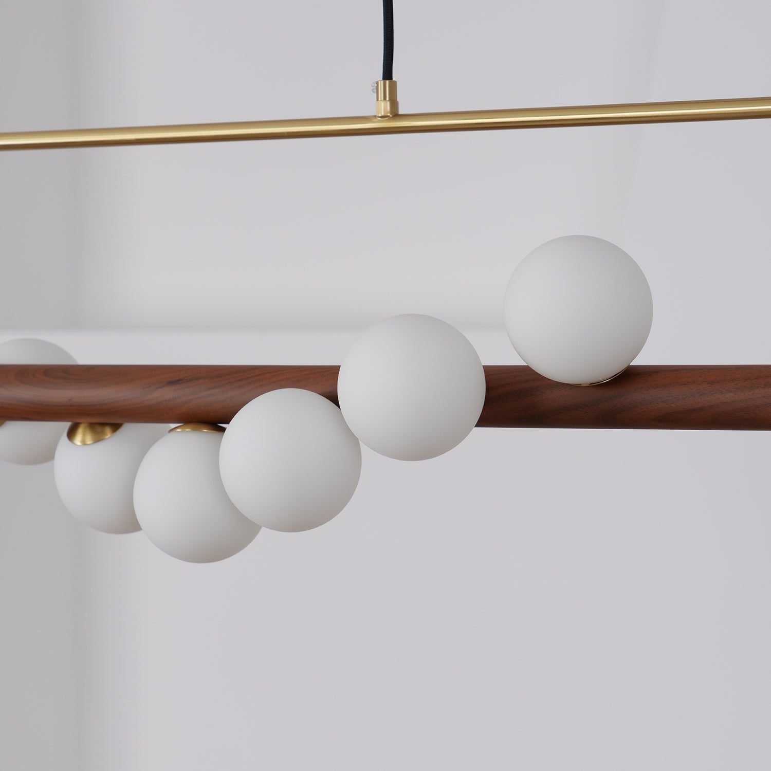 Ardin Chandelier Moderne en Noyer et Laiton - Neutralighting