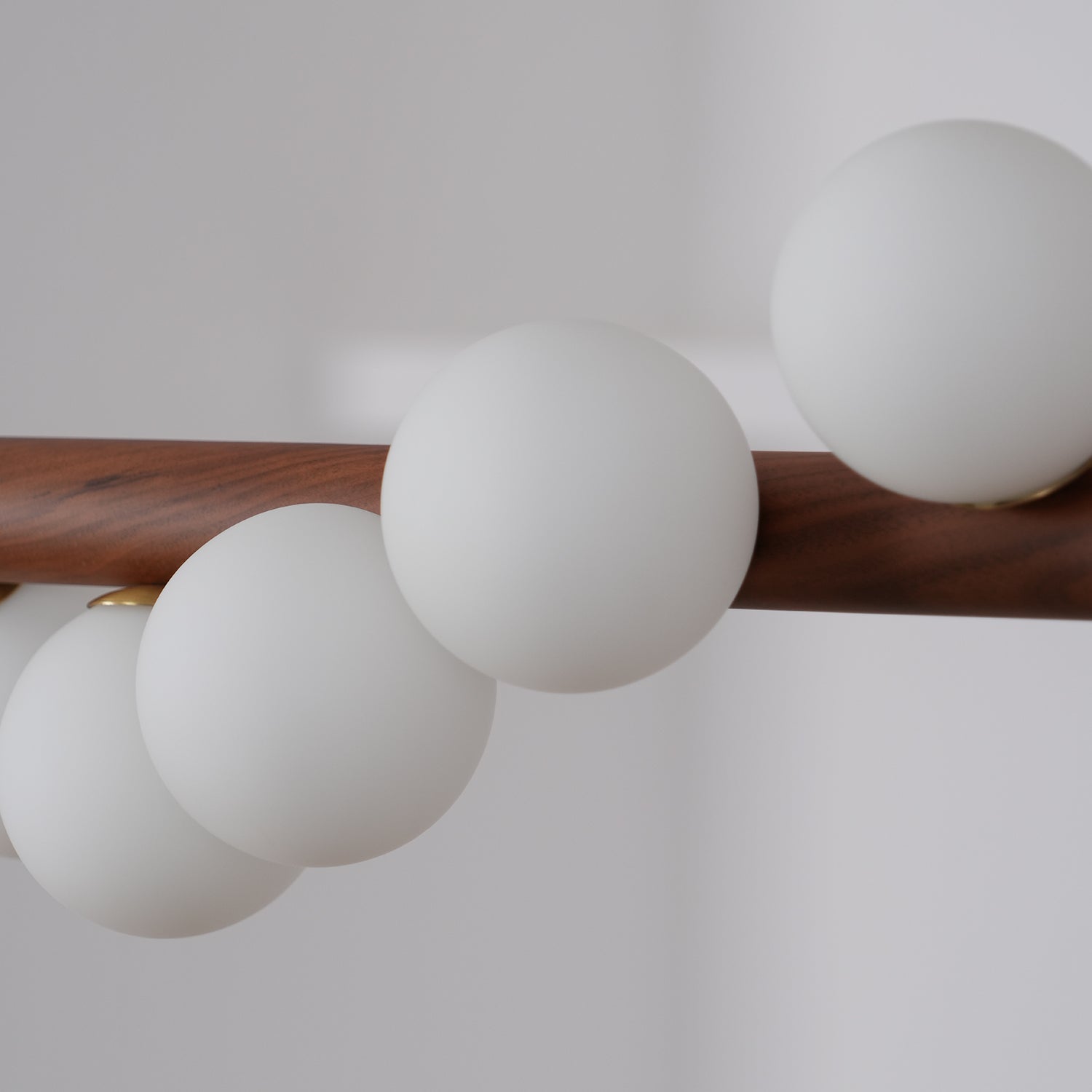 Ardin Chandelier Moderne en Noyer et Laiton - Neutralighting