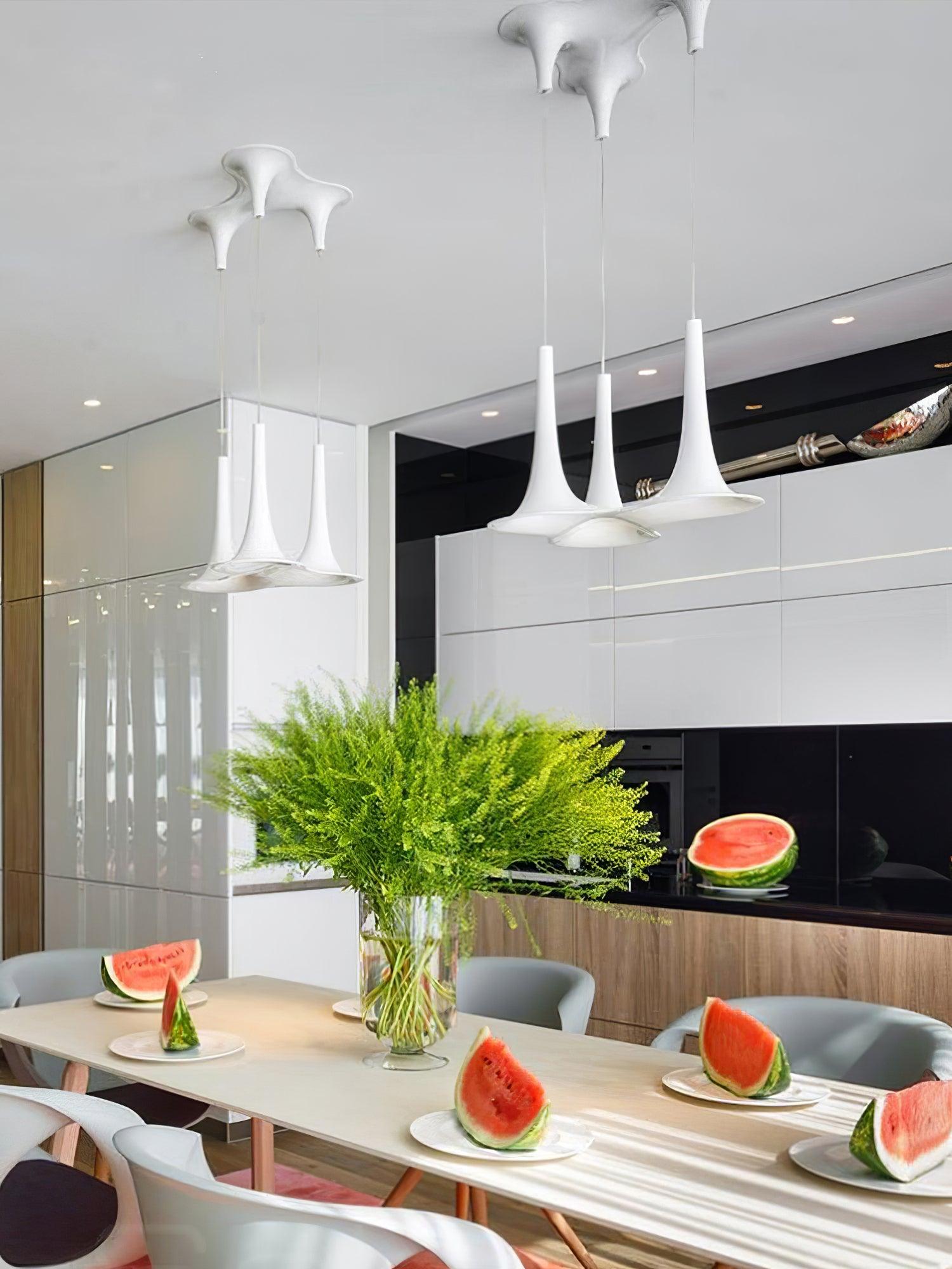 Solara Lampe suspendue en acrylique en forme de trompette contemporaine - Neutralighting