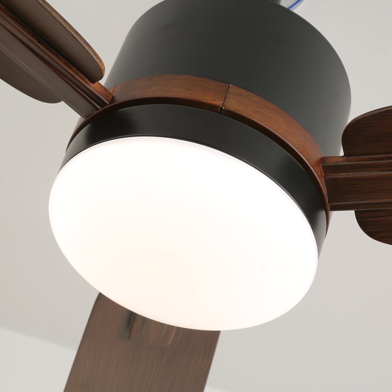 Plafonnier ventilateur Zeyra installé dans un environnement intérieur