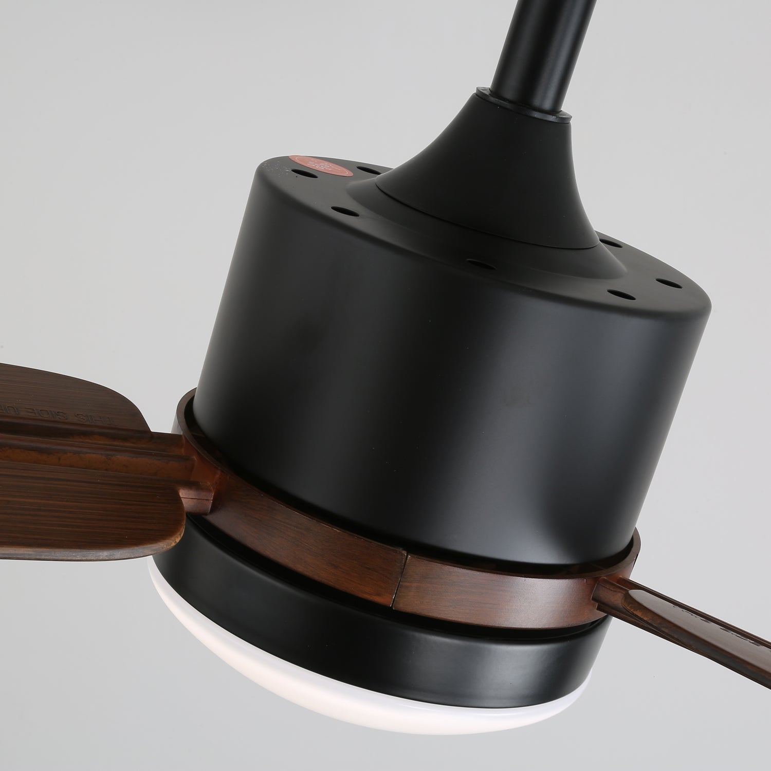 Gros plan sur les matériaux : cadre en métal, pales en ABS et abat-jour en acrylique du ventilateur Zeyra