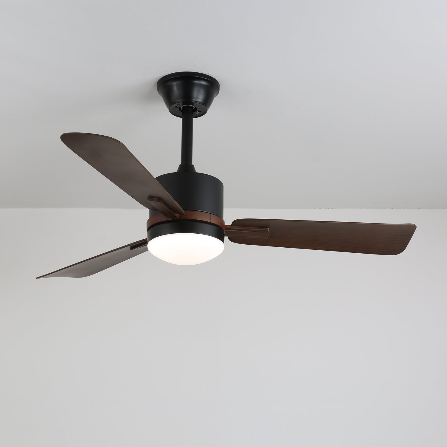 Plafonnier ventilateur Zeyra dans un salon contemporain