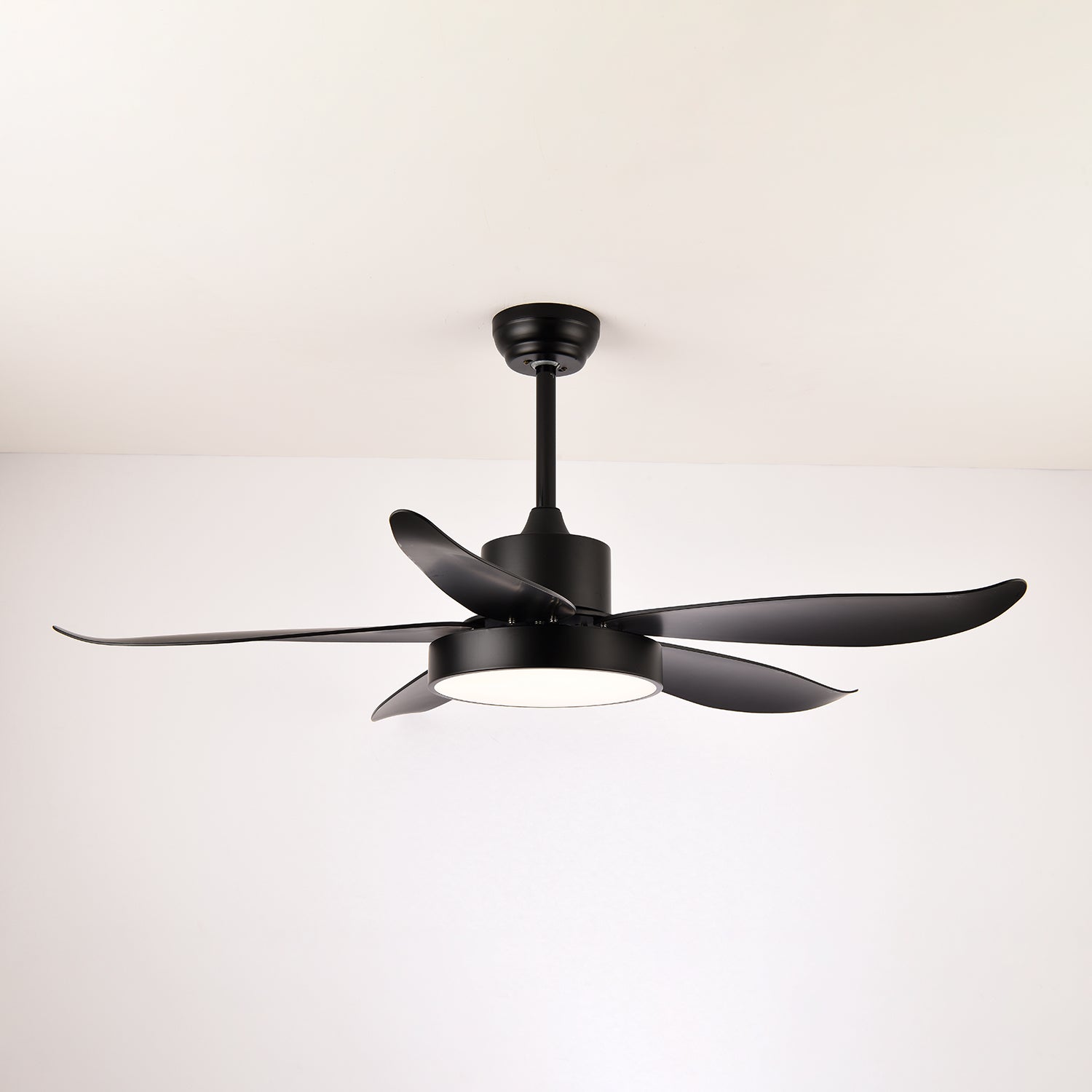 Ventilateur de plafond Auron en blanc, présentant son design minimaliste.