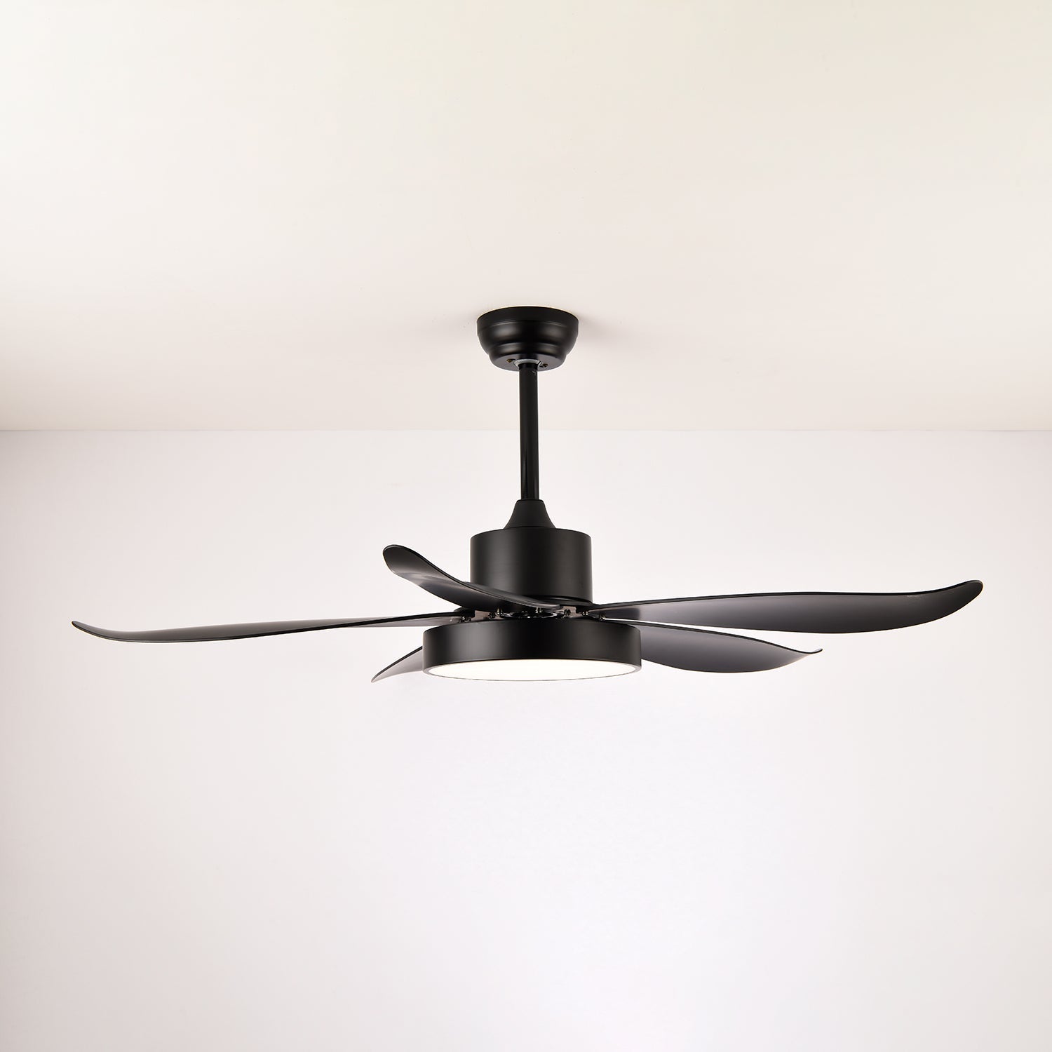 Plafonnier ventilateur moderne Auron, présentant son design et ses fonctionnalités complètes.