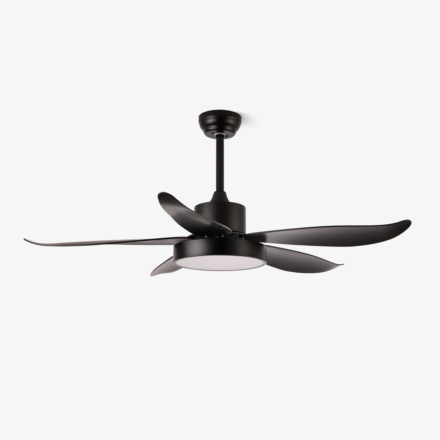 Plafonnier ventilateur moderne Auron en noir, installé au plafond.