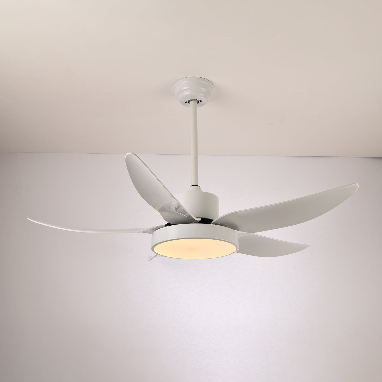 Vue latérale du plafonnier ventilateur moderne, soulignant son profil mince.