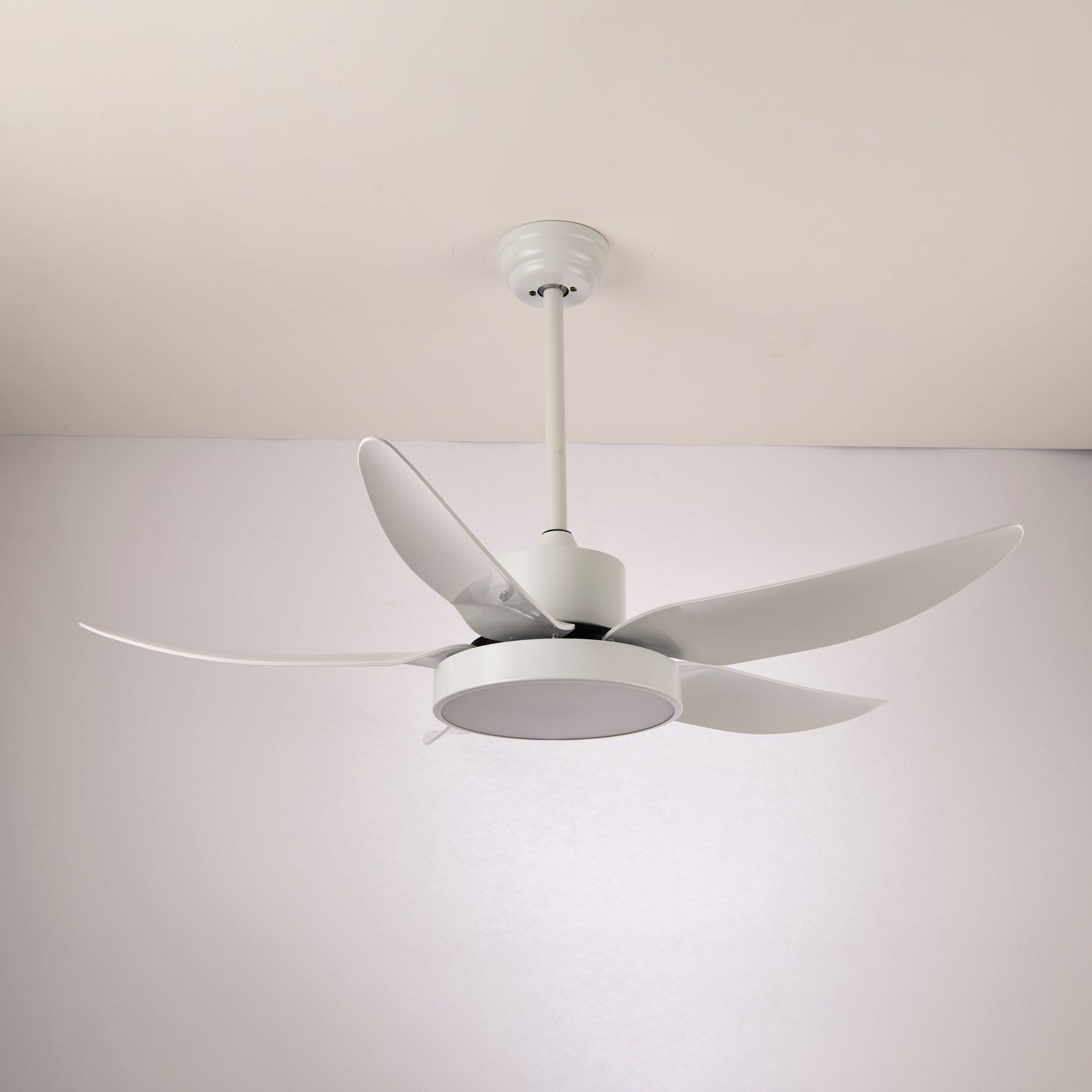 Plafonnier ventilateur Auron en finition grise, complétant une pièce contemporaine.