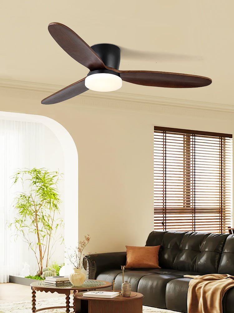 Plafonnier ventilateur Athyrs montrant la finition noyer