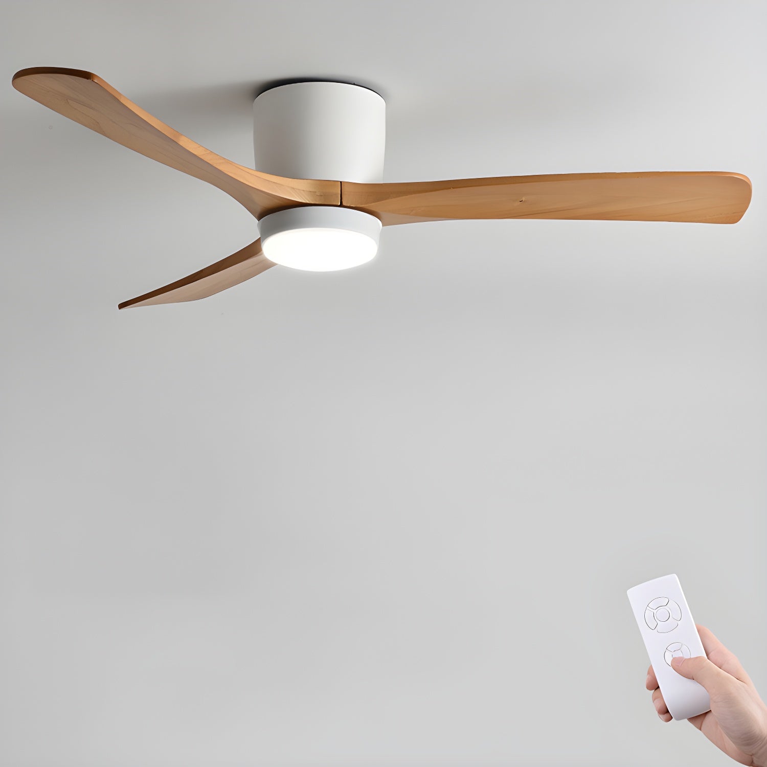Ventilateur de plafond en bois nordique Ezra avec lumière dans un salon moderne.