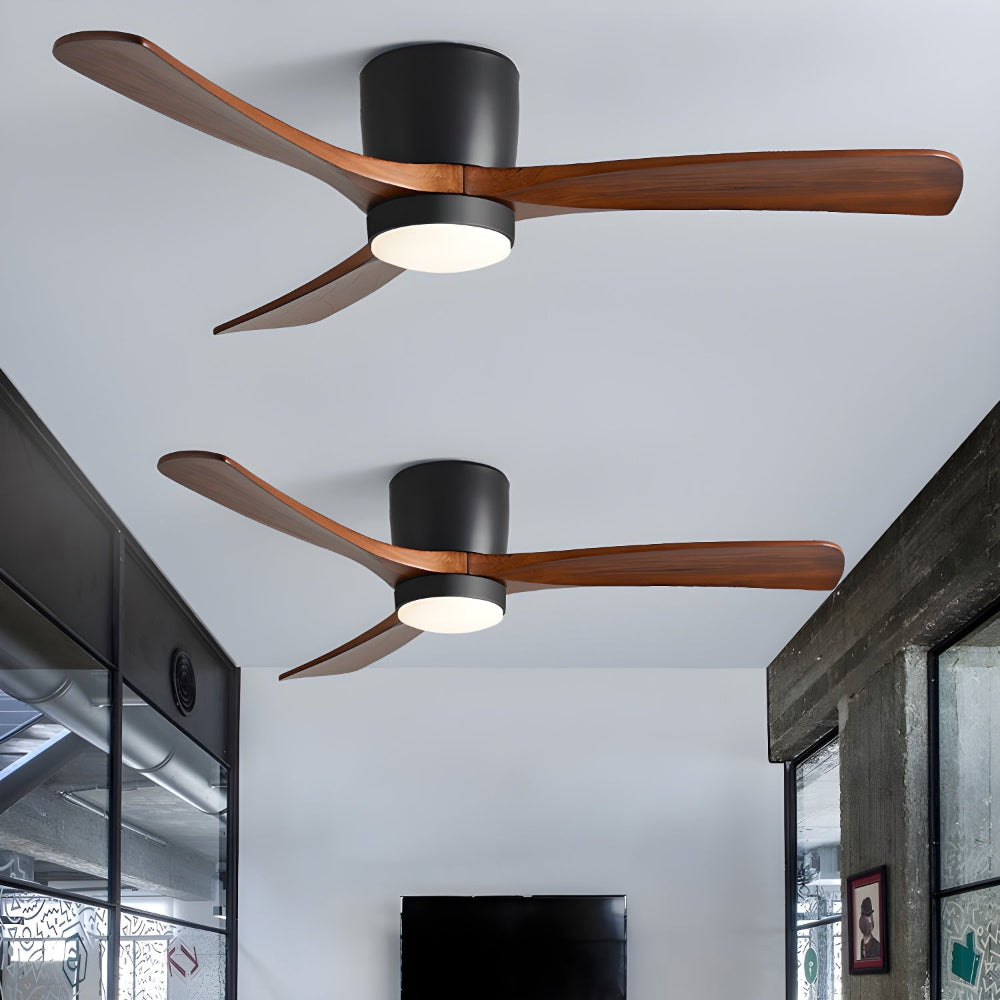 Gros plan sur les pales en bois de sycomore du plafonnier ventilateur Elena.