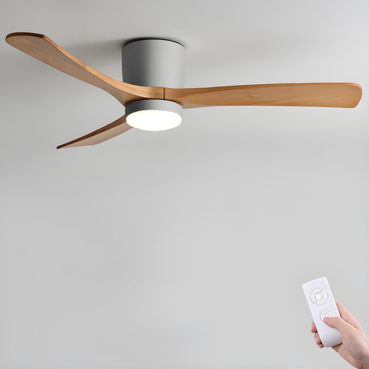 Ventilateur de plafond nordique Ezra avec lumière, présentant son grain et sa texture de bois naturel.