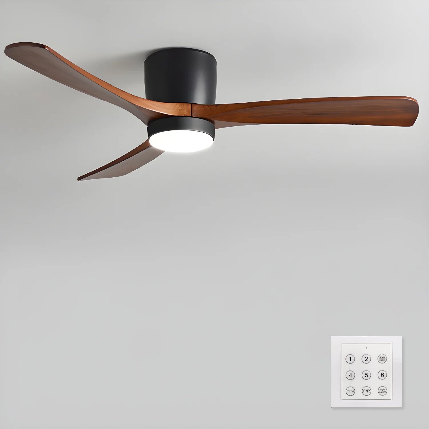 Plafonnier ventilateur Elena dans un intérieur plus sombre et intime.