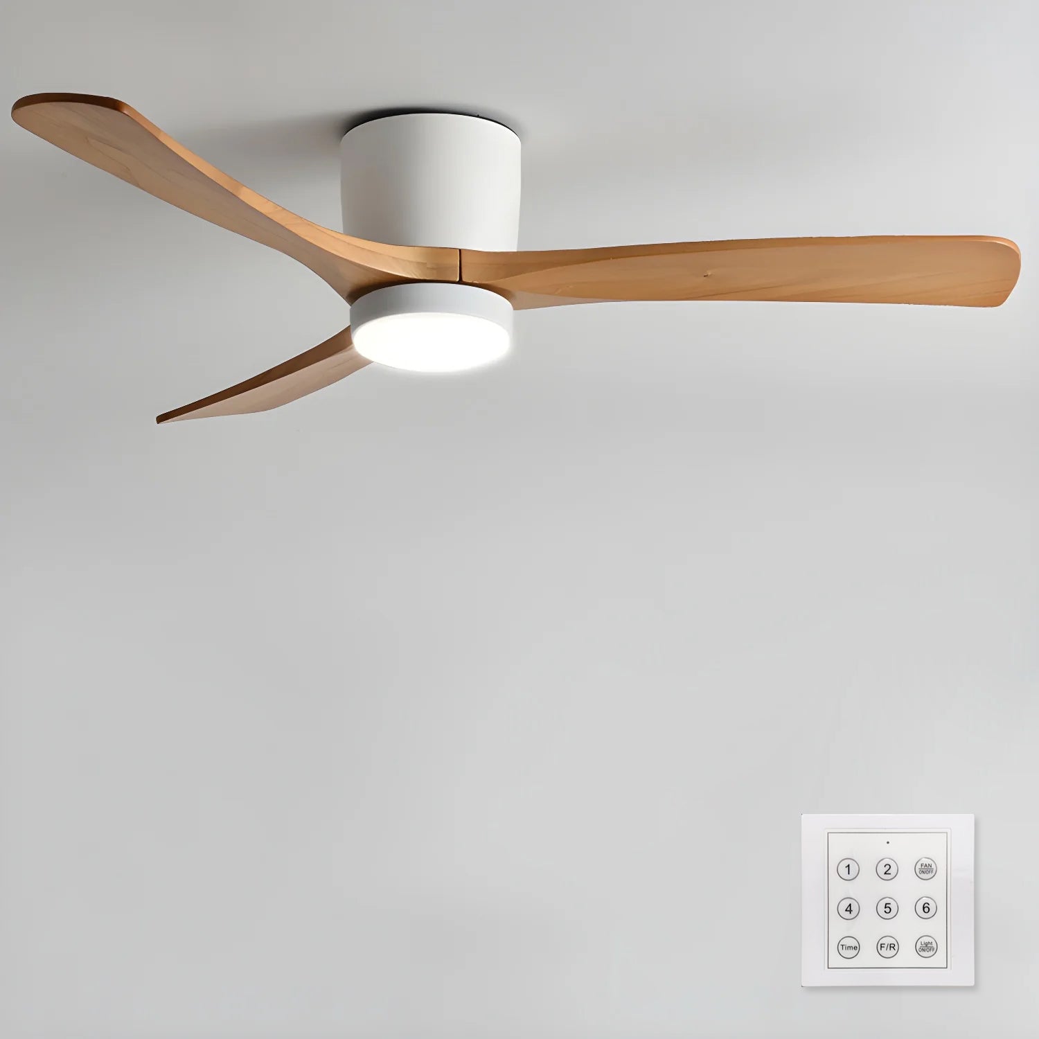 Plafonnier ventilateur Elena avec un accent sur le grain du bois de ses pales.