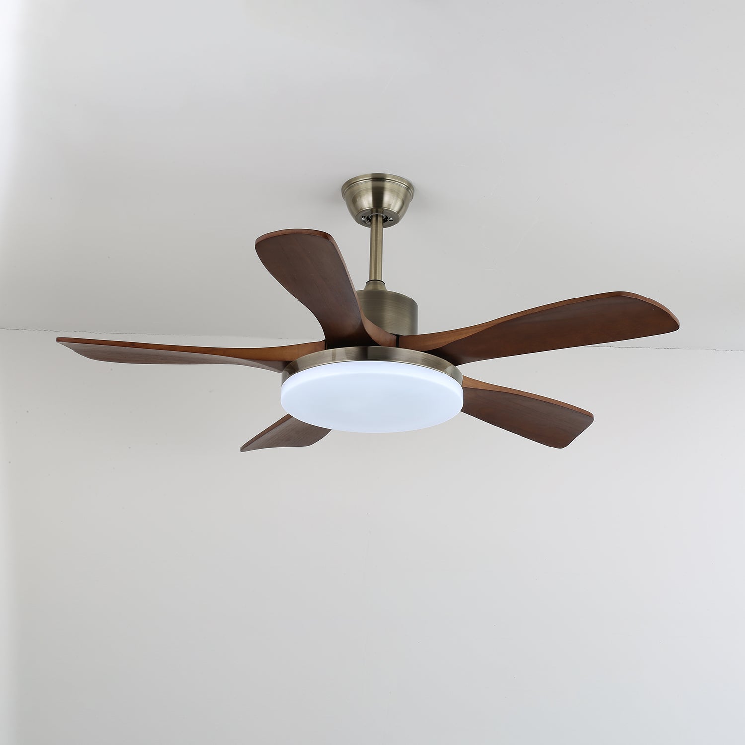 Ventilateur de plafond luminaire Aurelia éclairant une pièce spacieuse