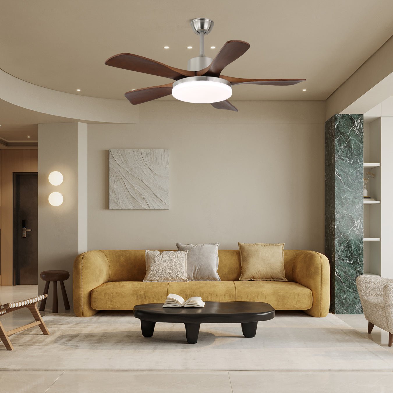 Gros plan du ventilateur de plafond Aurelia montrant la structure métallique et l'abat-jour en acrylique