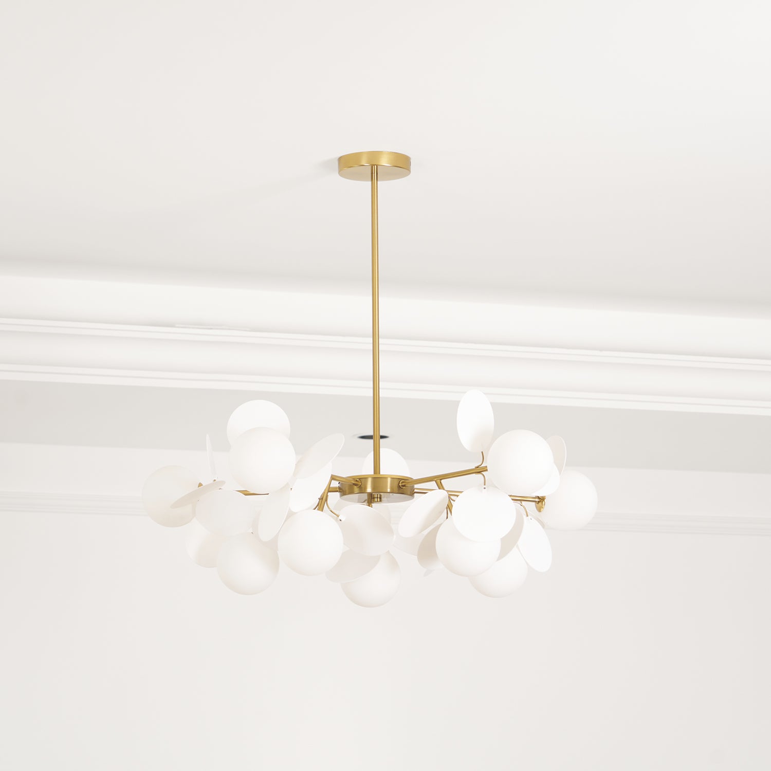 Lustra Chandelier Arbre Blanc Cassé à Huit Abat-jours Ouverts - Neutralighting