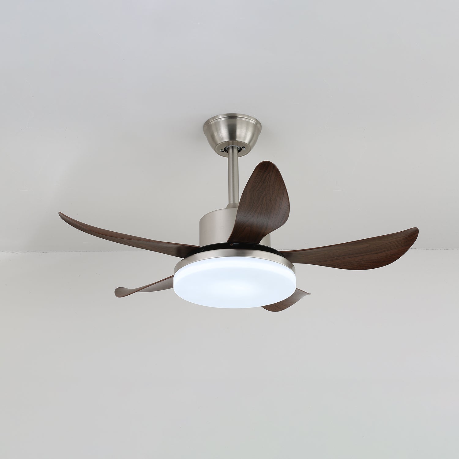 Plafonnier ventilateur Nerra moderne en bois installé dans un intérieur