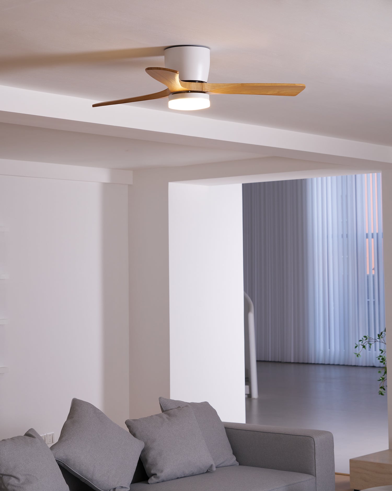 Gros plan sur l'abat-jour en acrylique et le module lumineux du ventilateur de plafond nordique Ezra.