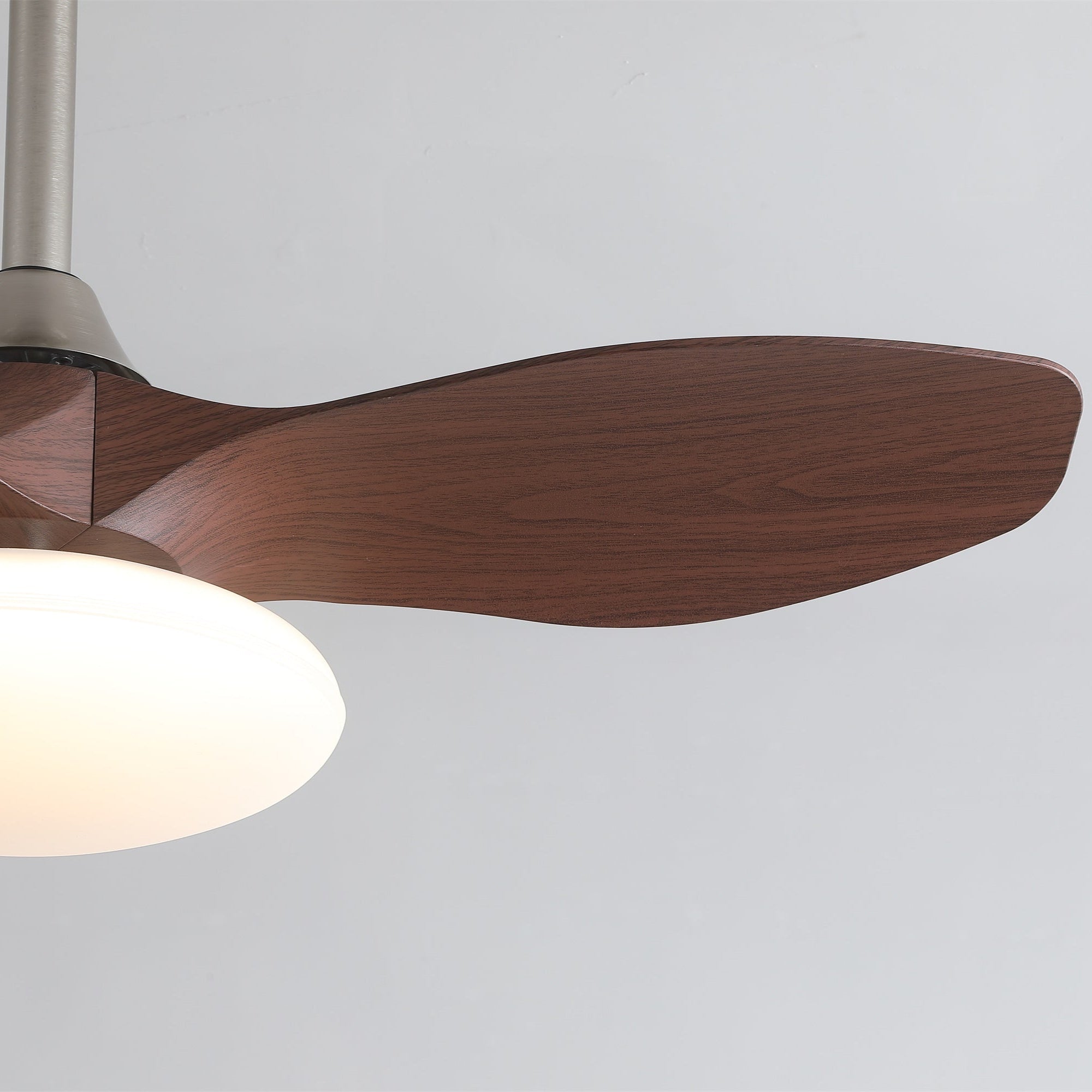 Ventilateur de plafond lumineux Sylvara illustrant sa fonction de ventilateur à 6 vitesses