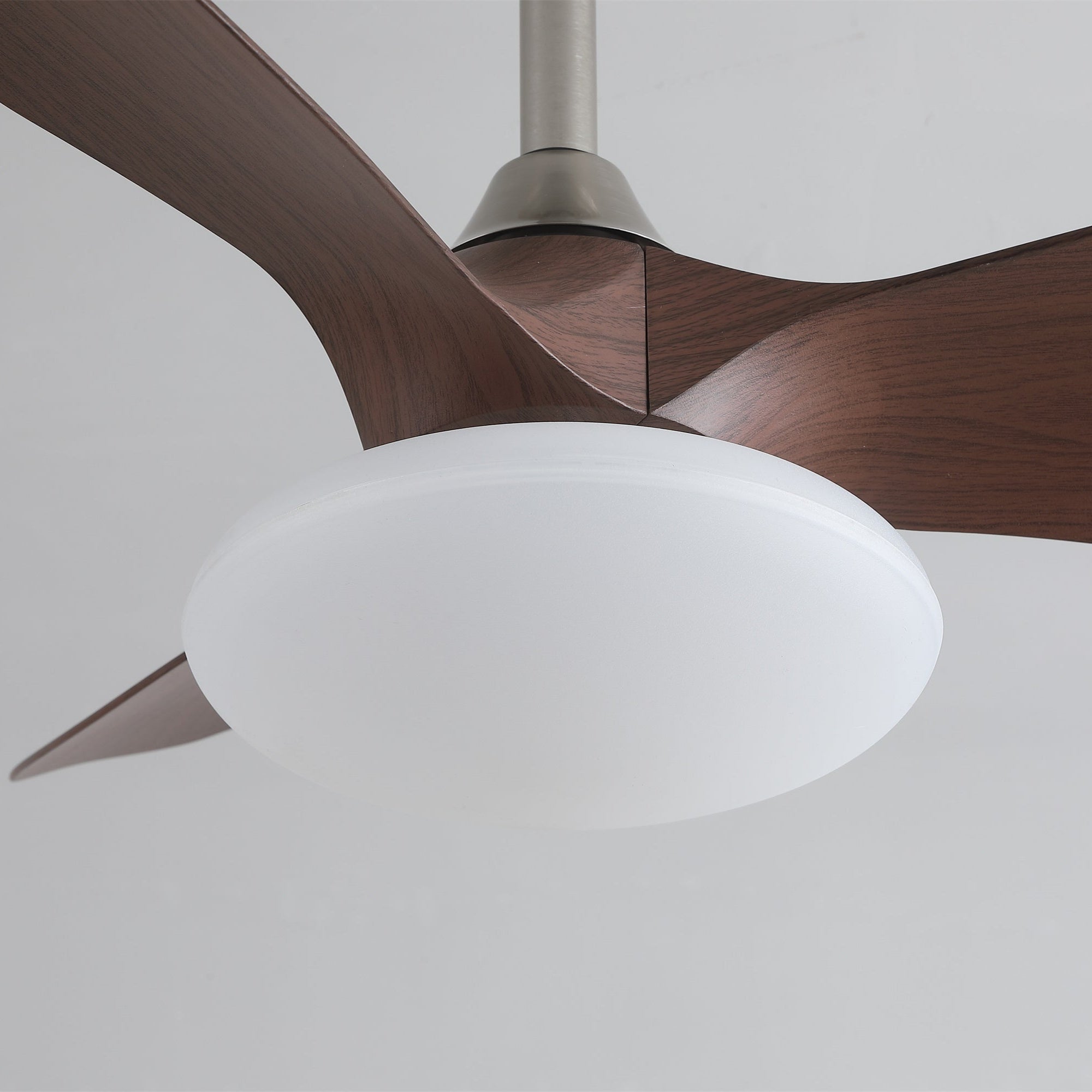 Ventilateur de plafond lumineux Sylvara dans un salon moderne