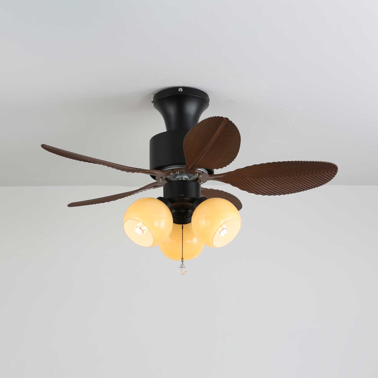 Plafonnier Ventilateur Althea Vintage en Bois, présentant différentes options de finition