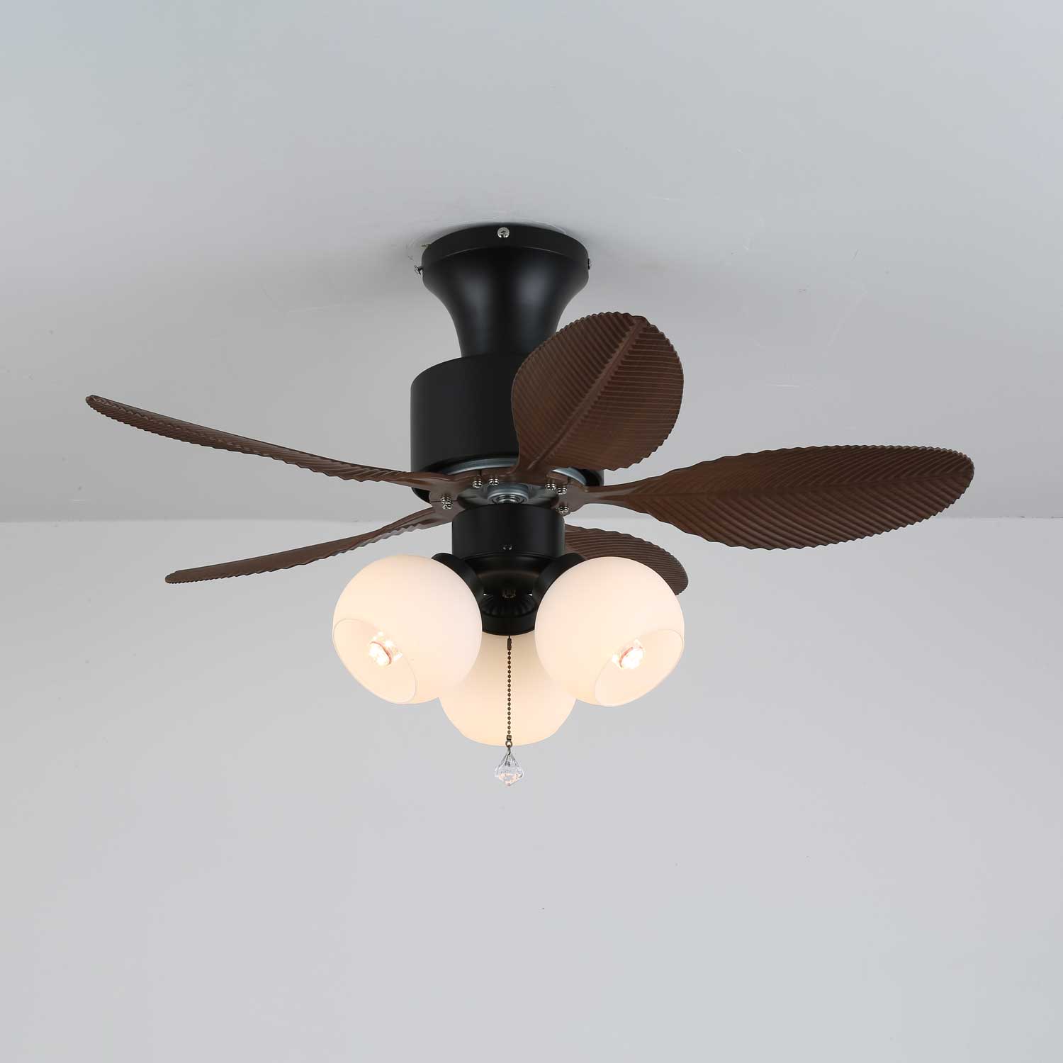 Plafonnier Ventilateur Althea Vintage en Bois, détail du montage au plafond