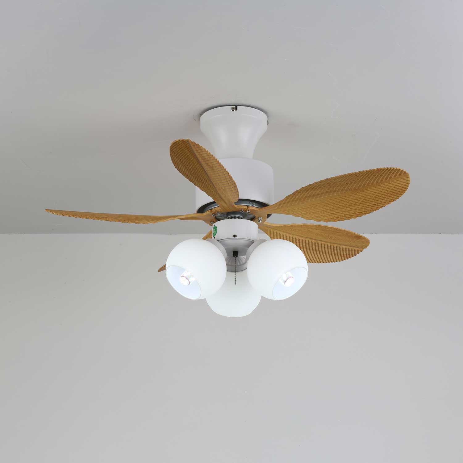 Plafonnier Ventilateur Althea Vintage en Bois, installé dans un salon