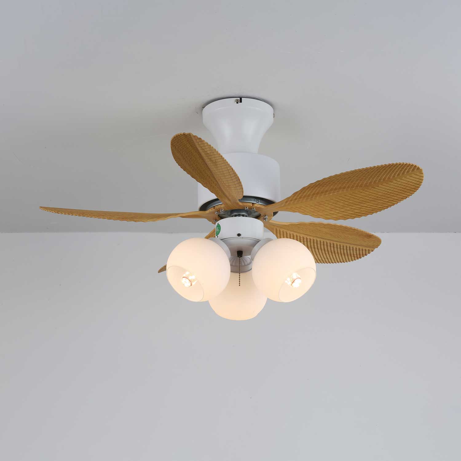 Plafonnier Ventilateur Althea Vintage en Bois, gros plan des pales en bois