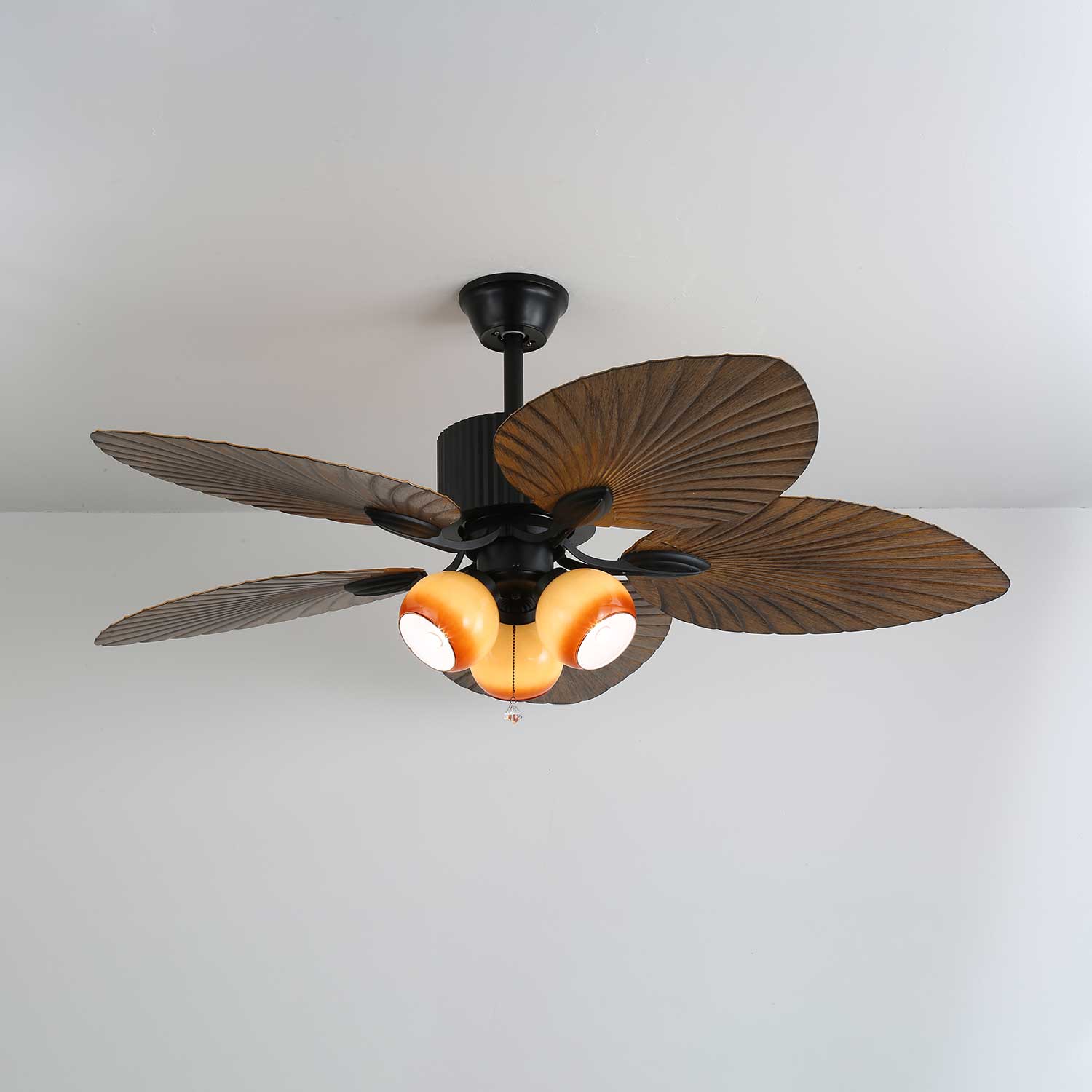 Gros plan sur les pales en bois de noyer du ventilateur de plafond Avinionis