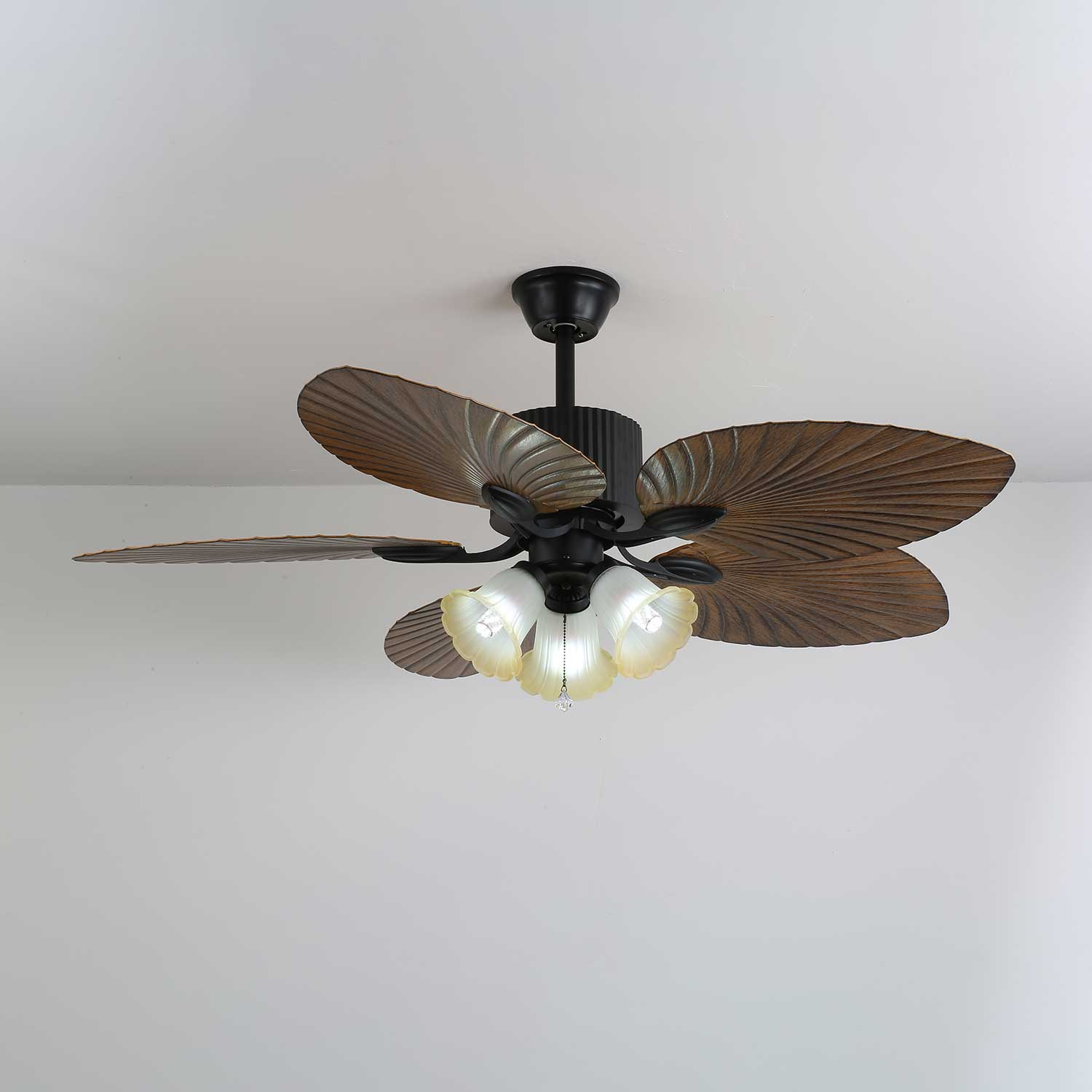 Vue d'installation du ventilateur de plafond Avinionis Palm Whisper