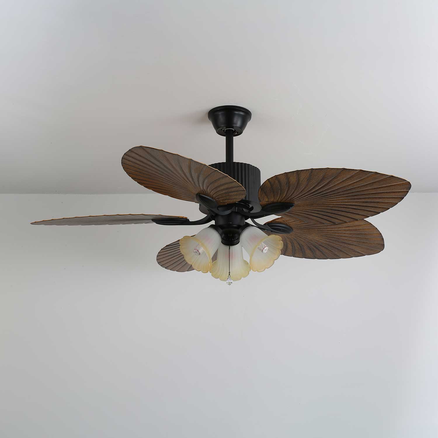 Plafonnier ventilateur Avinionis, présentant sa finition noyer