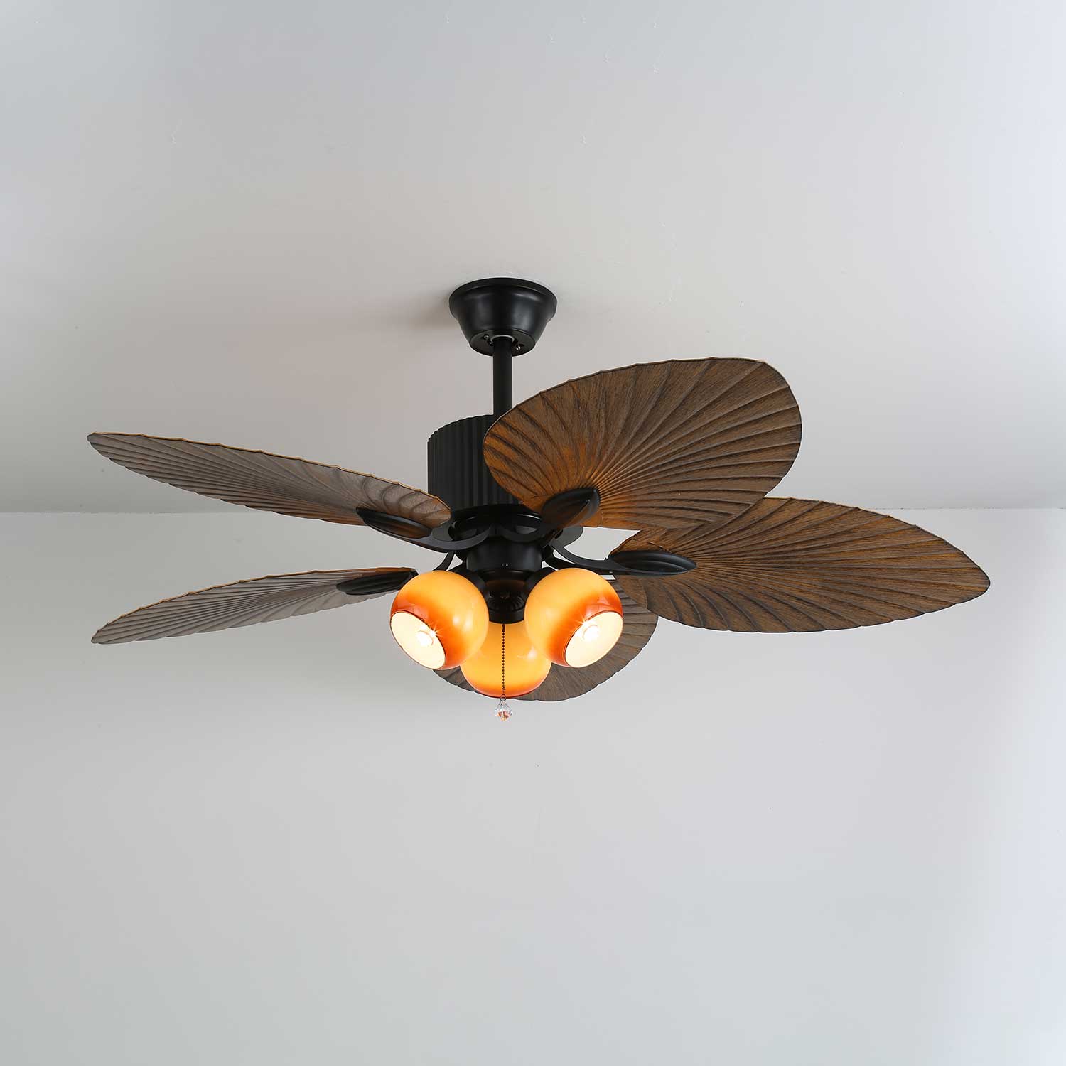 Détail de l'abat-jour en verre et de la source lumineuse LED du ventilateur Avinionis
