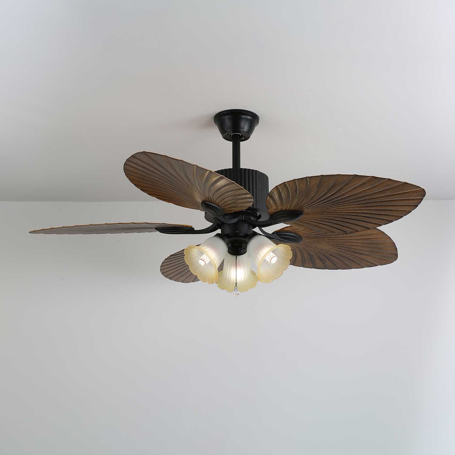 Plafonnier ventilateur Avinionis éclairant une pièce