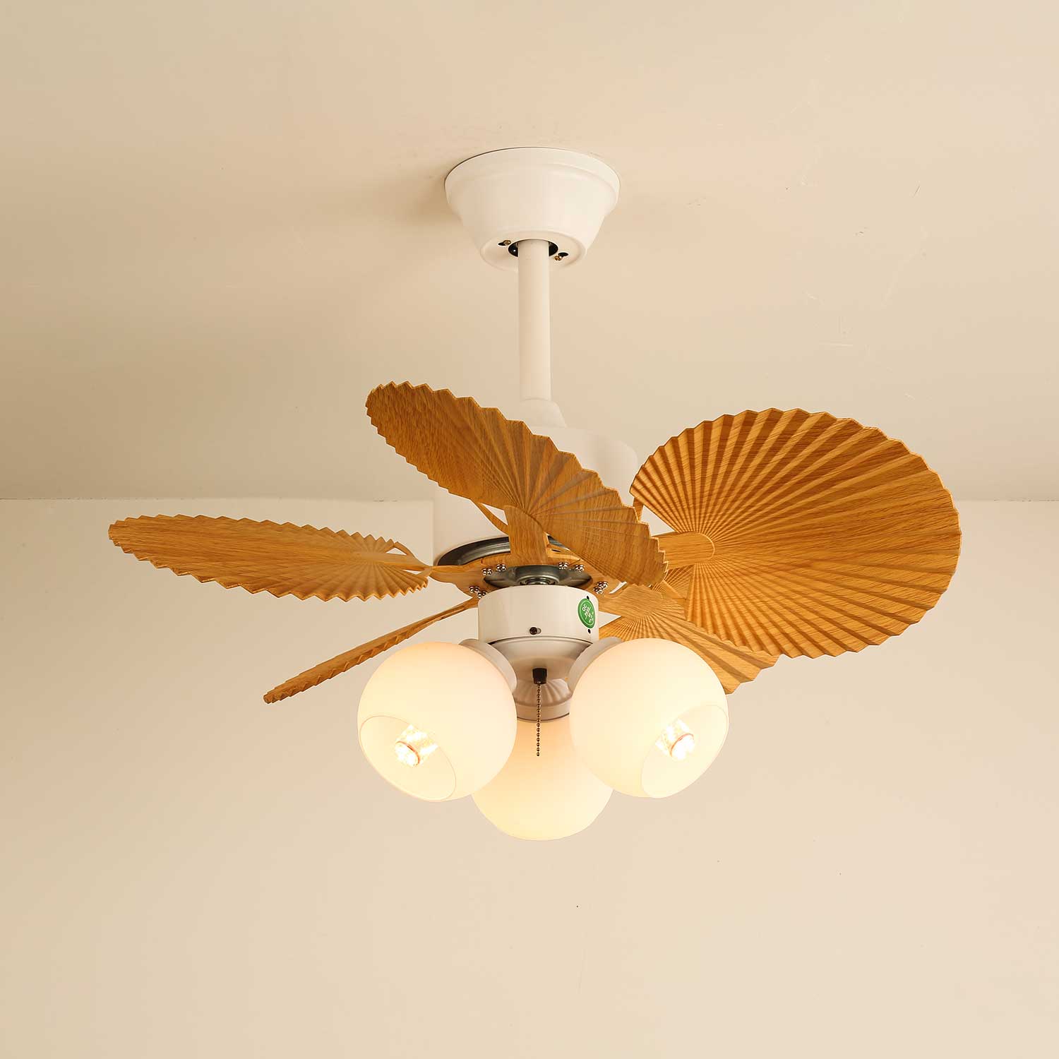 Vue de dessus du ventilateur de plafond Aurelia montrant les pales