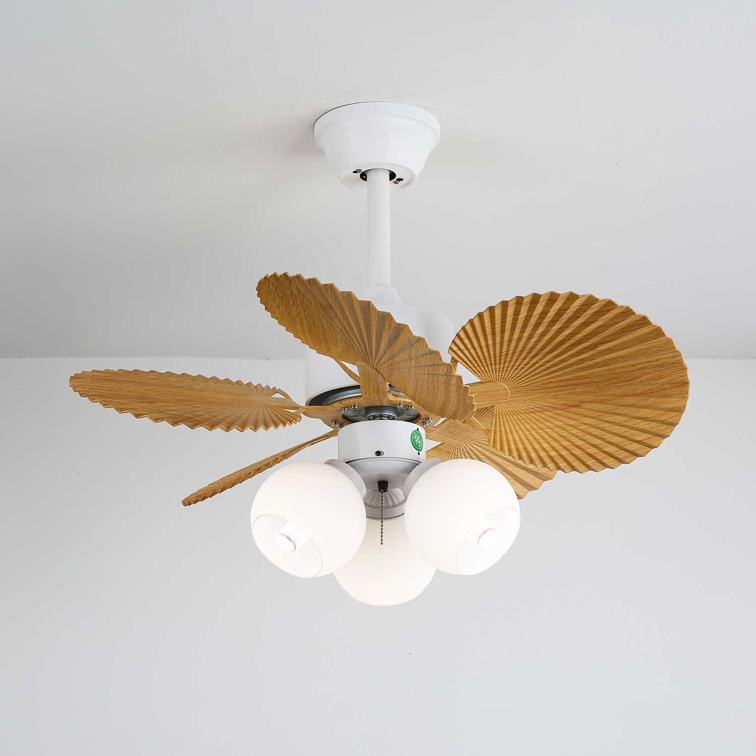 Ventilateur de plafond Aurelia allumé, illuminant la pièce