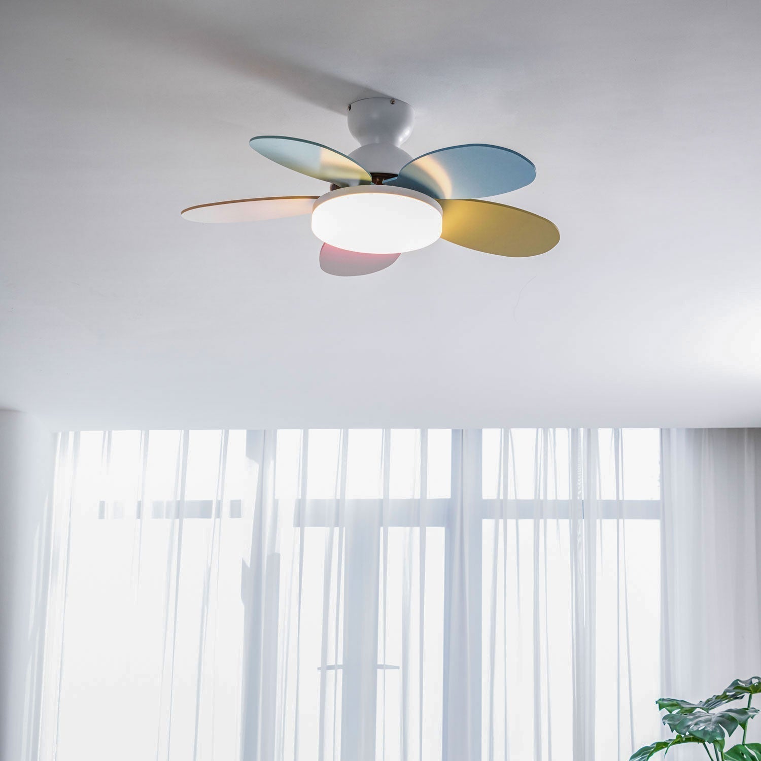Plafonnier ventilateur Liora, montrant son profil compact