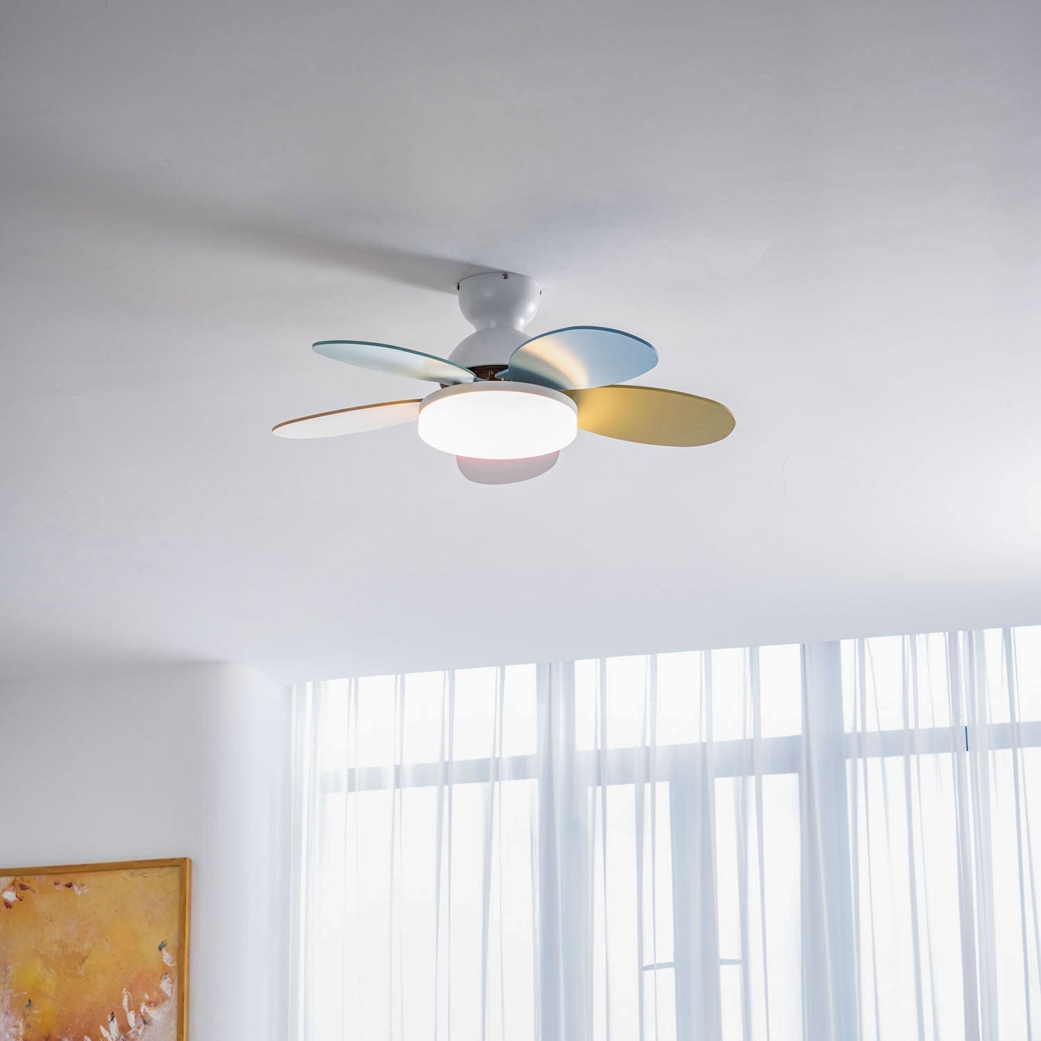 Plafonnier ventilateur Liora en verre coloré pour enfants, avec une finition propre